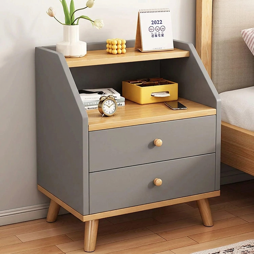 Noptiera Moderna cu 2 Sertare si Raft Superior | MDF | Picioare din Lemn | Gri | 40x30x53 cm