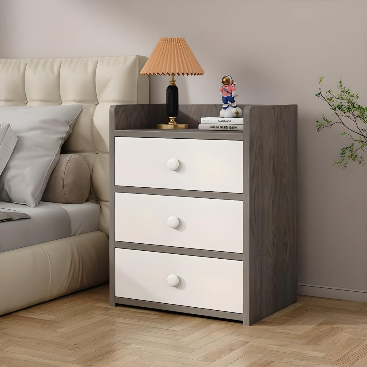Noptiera Moderna cu 3 Sertare | PAL Melaminat | Design Gri cu Sertare Albe | 32.2x26x48 cm