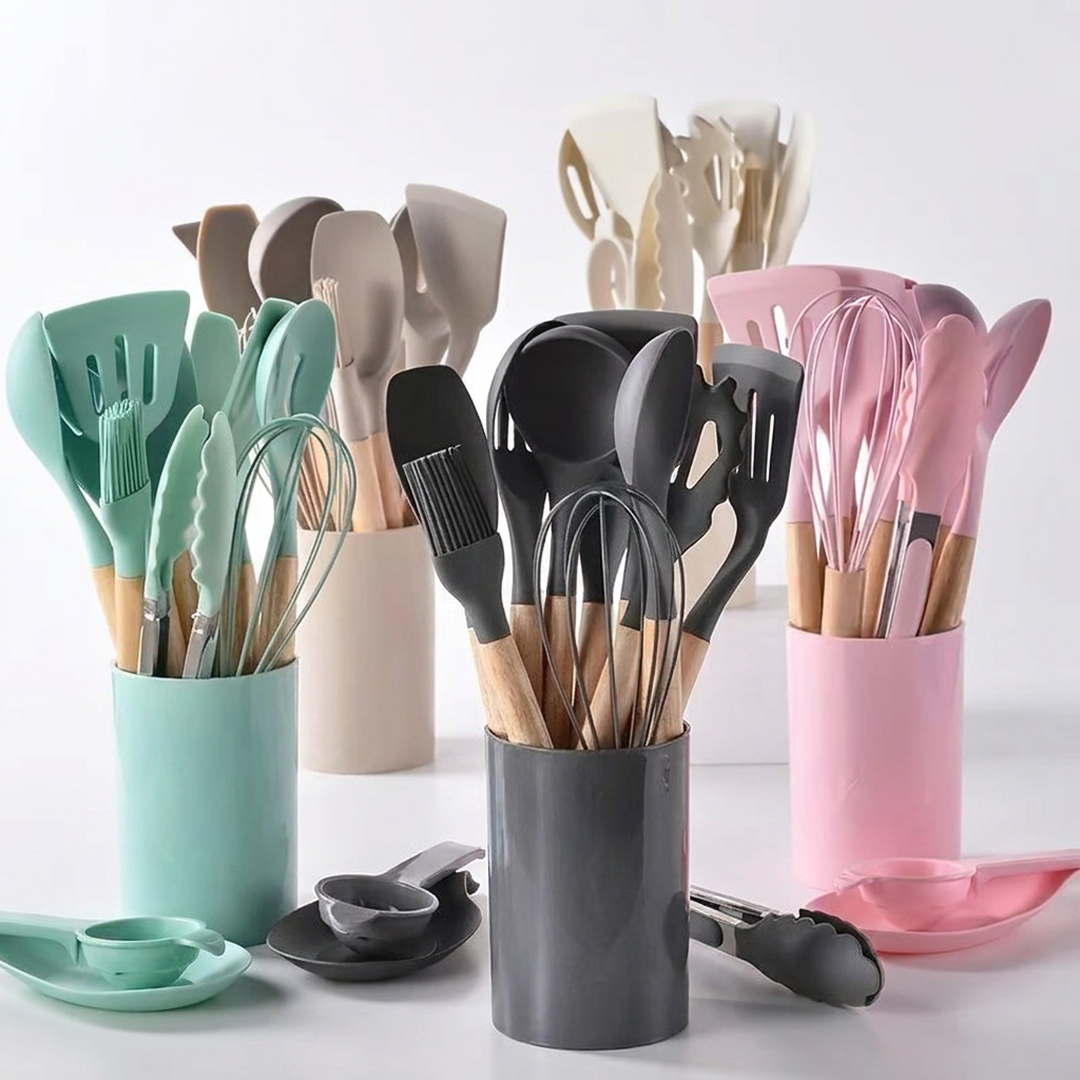 Set Ustensile Bucatarie Silicon 14 Piese | Maner Lemn | Compatibil Vase Non-Aderente | Diferite Culori