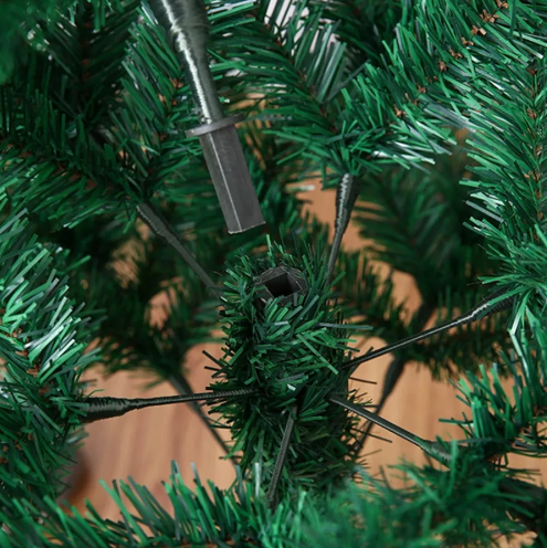 Brad Artificial 1.80m cu Set Impodobit 24 Globuri, 4 Beteala, Instalatie 100 LED, Suport Metalic