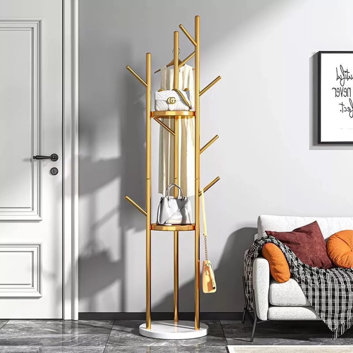 Cuier de Podea Auriu cu Baza tip Marmura, 9 Carlige si 3 Rafturi, 172 cm, Design Elegant pentru Hol si Dormitor