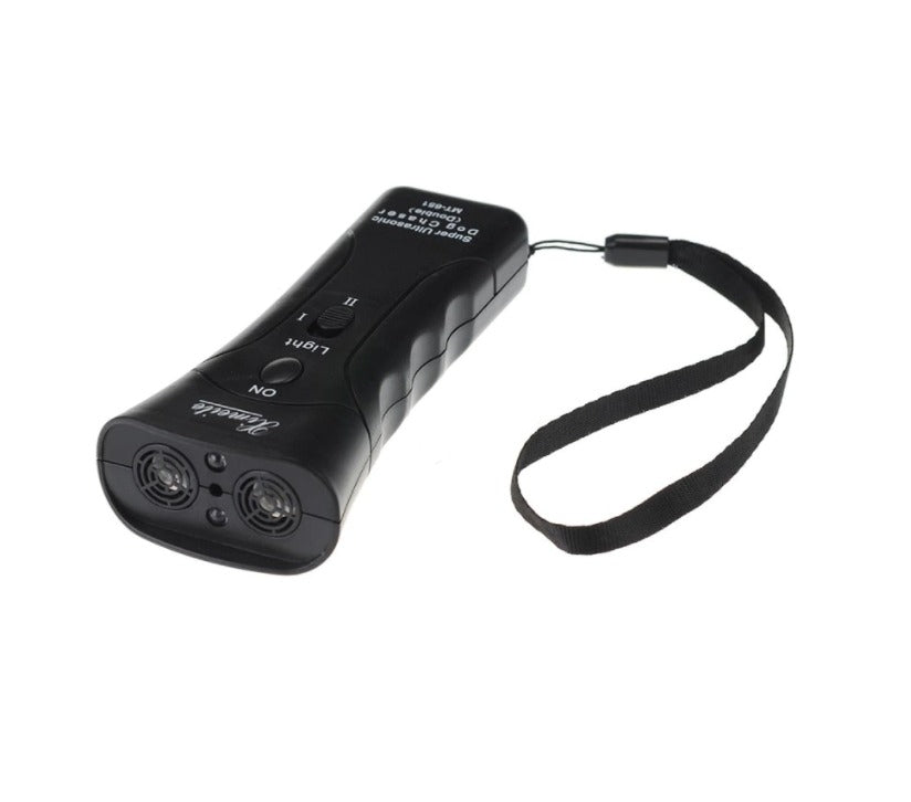 Aparat impotriva cainilor agresivi, cu lanterna si acumulator inclus