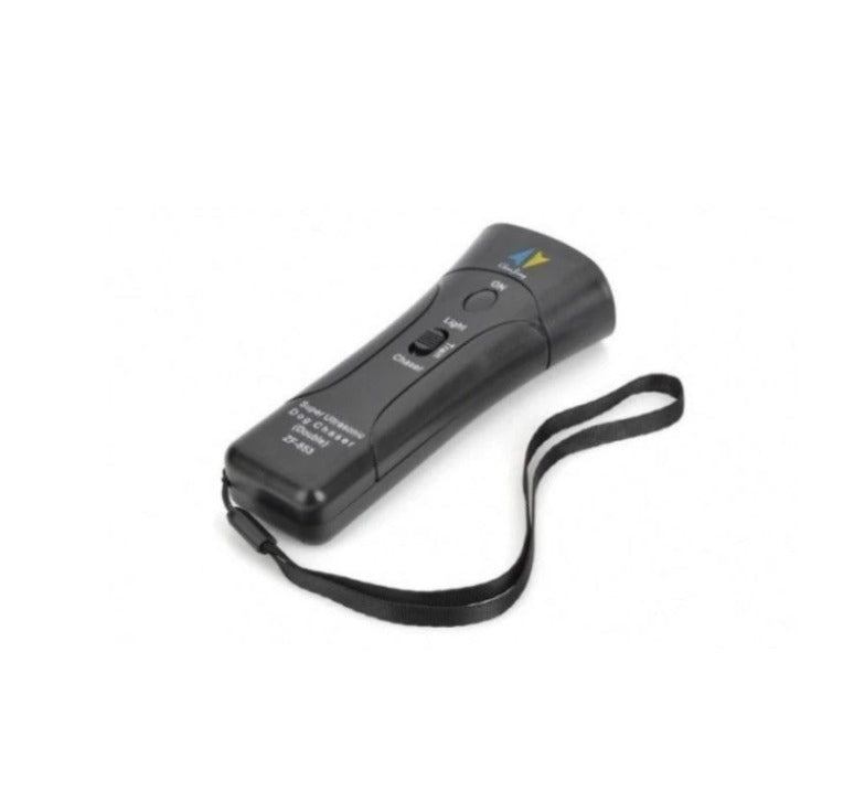 Aparat impotriva cainilor agresivi, cu lanterna si acumulator inclus