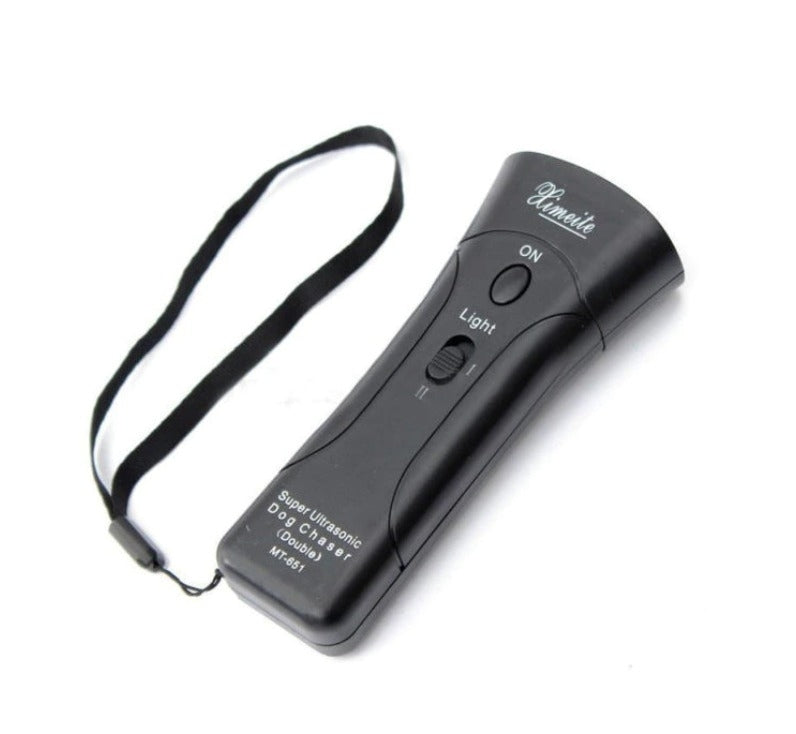 Aparat impotriva cainilor agresivi, cu lanterna si acumulator inclus